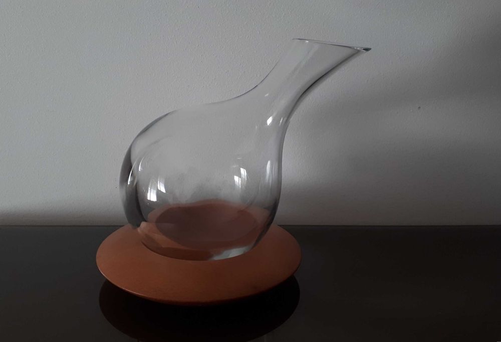 Decantador de cristal com base em madeira marca Atlantis