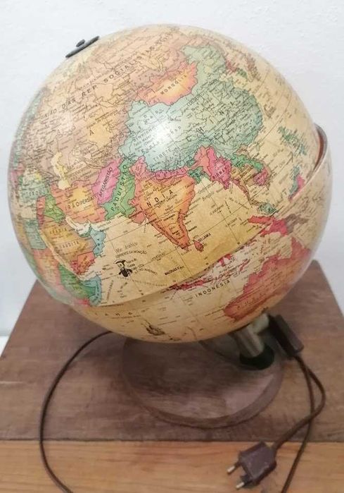 Globo Terrestre Vintage Iluminado – Peça Única!