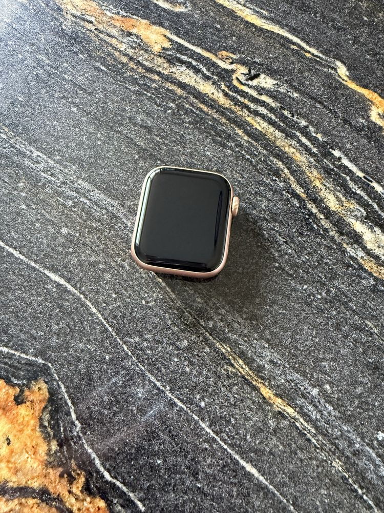 Apple Watch SE – stan bardzo dobry + akcesoria