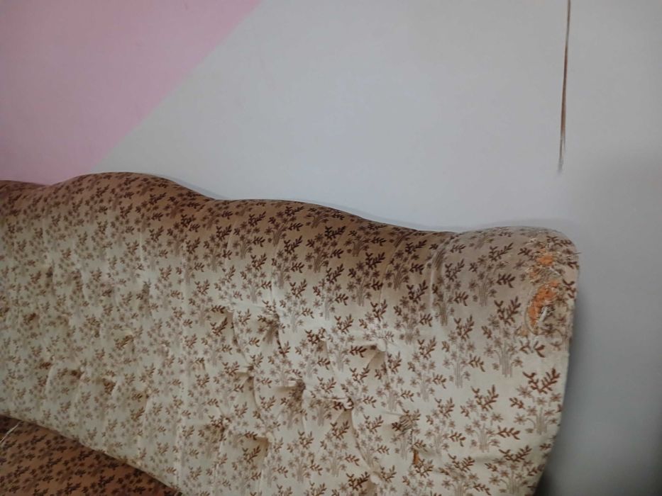 Диван. Розкладний, але в розкладеному вигляді чпати незручно