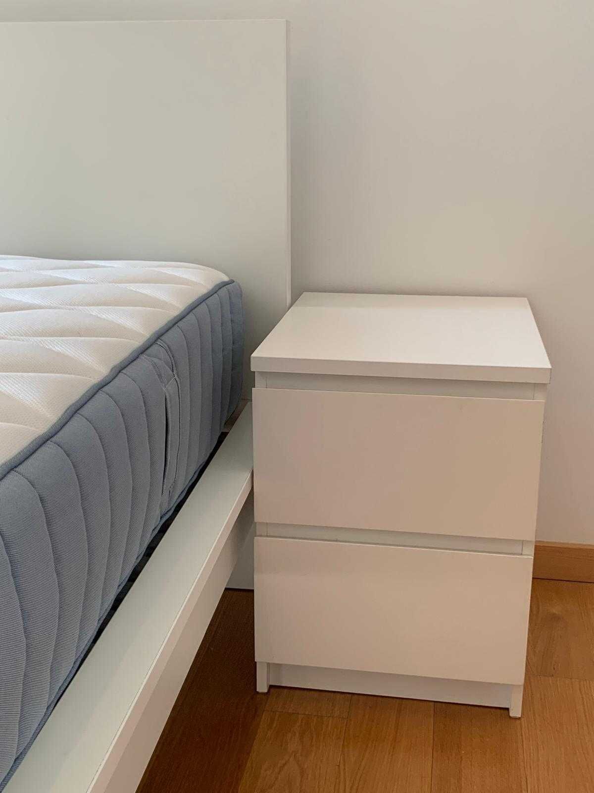 Cama Casal King (180 x 200) Completa - Modelo MALM IKEA + 2 Cómodas