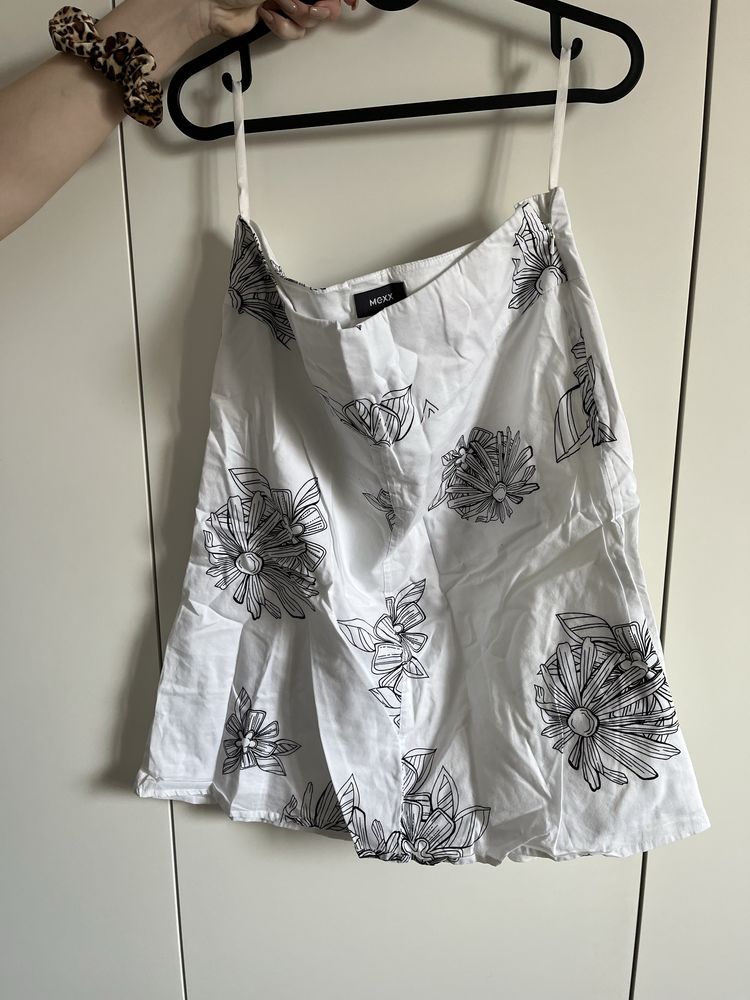 Biala spodnica w kwiaty 38