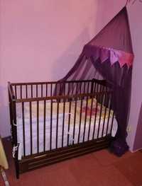Łóżeczko dla noworodka z fioletowym baldachimem