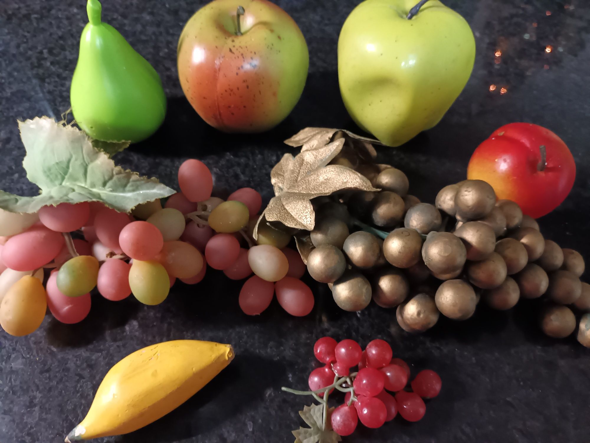 Várias Frutas em Plástico,  usadas para decoração.