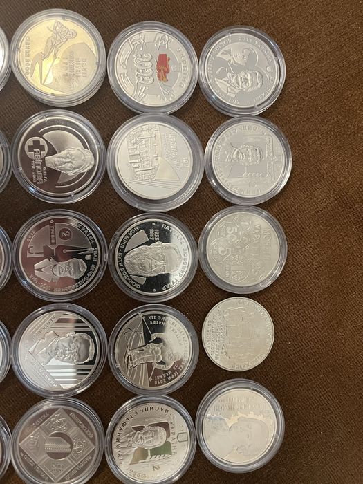 Монети номіналом 2 гривні різні