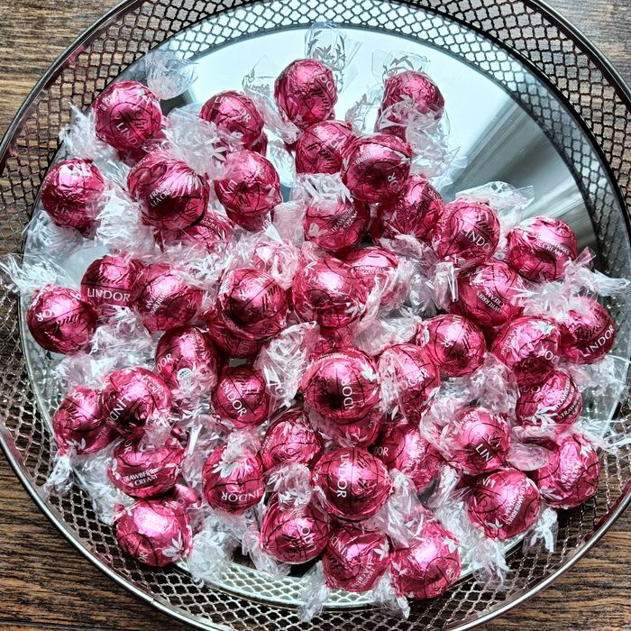 Super cena! Pralinki Lindor 1 kg Truskawka-Biała Czekolada