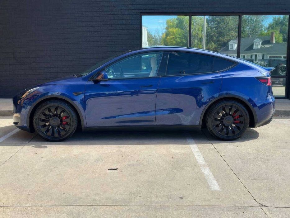 Tesla Model Y      2023