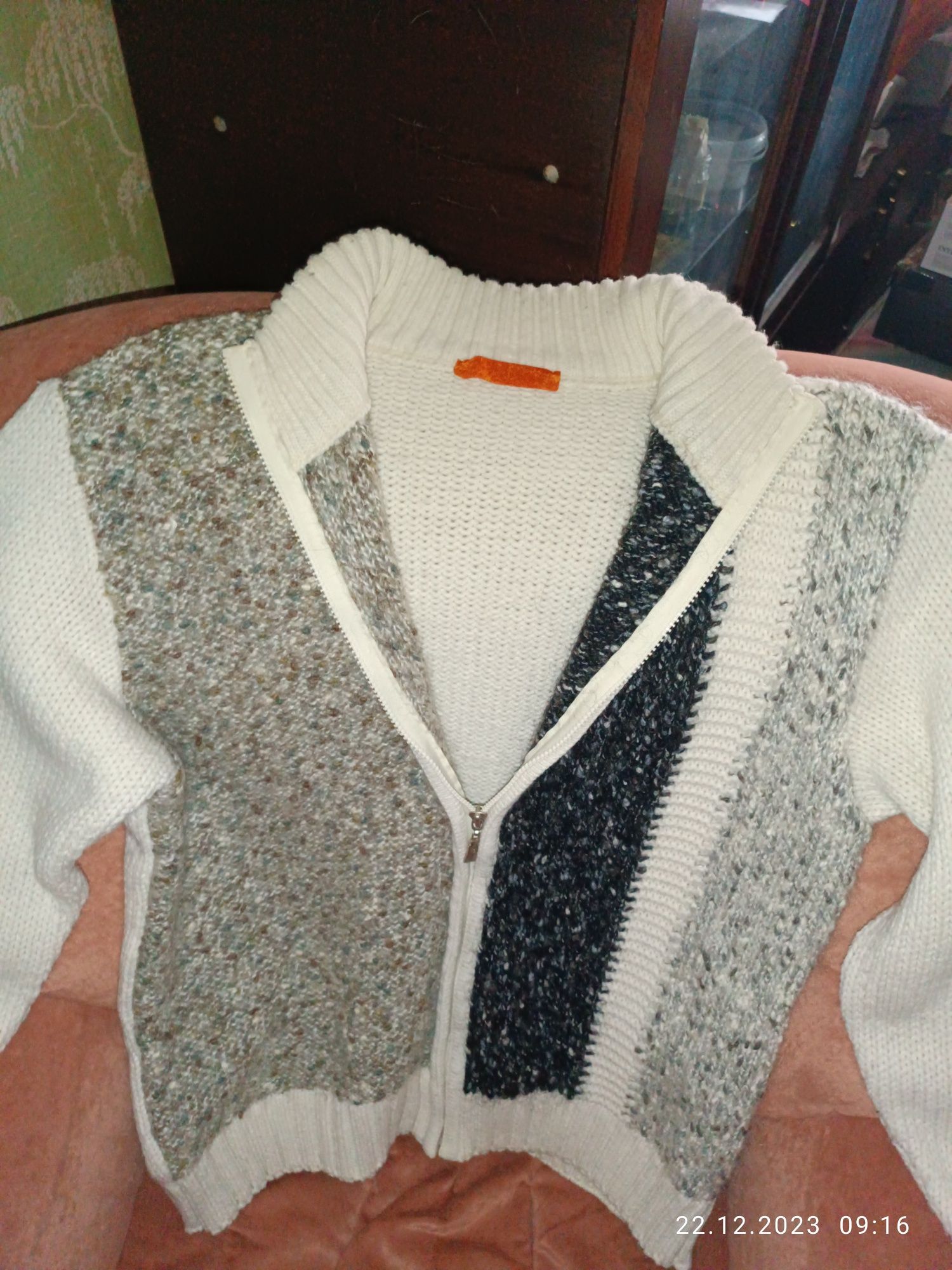 Продам зимнюю мужскую кофту -свитер на змейке