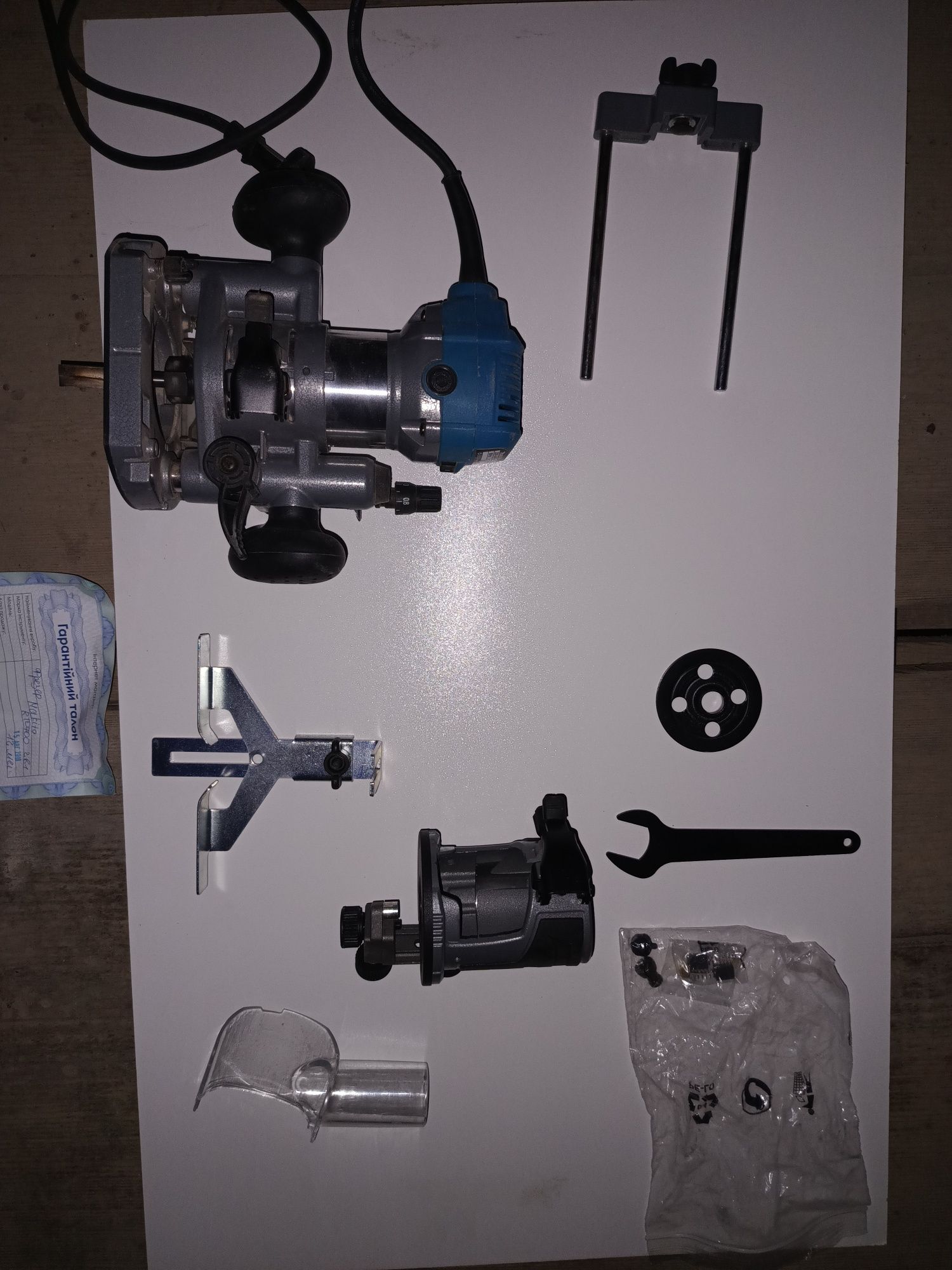 Фрезер Makita RT0700C