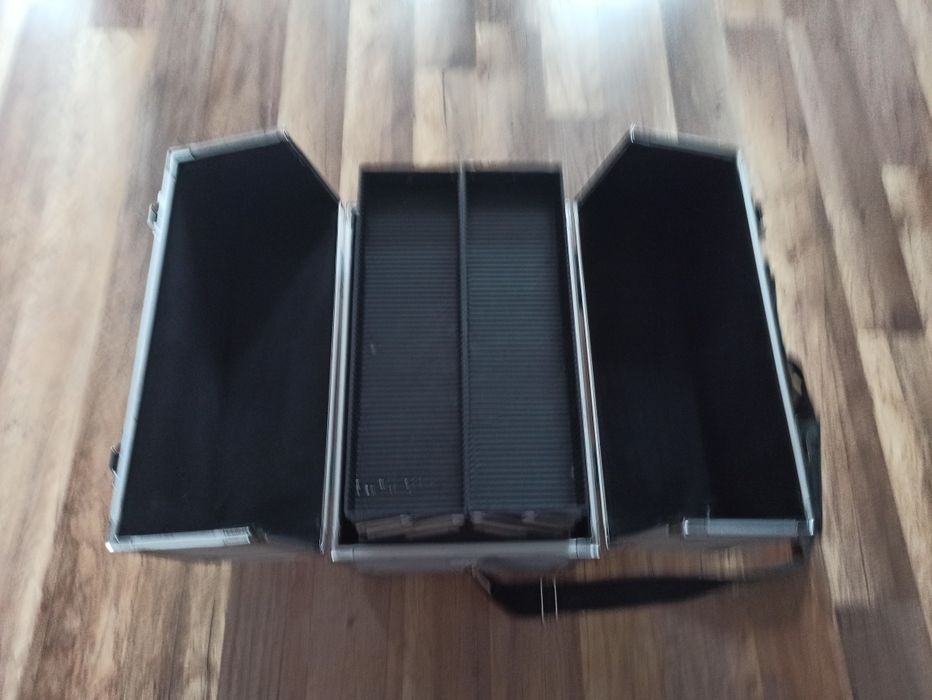 Skrzynka narzedziowa / kufetrk na kosmetyki