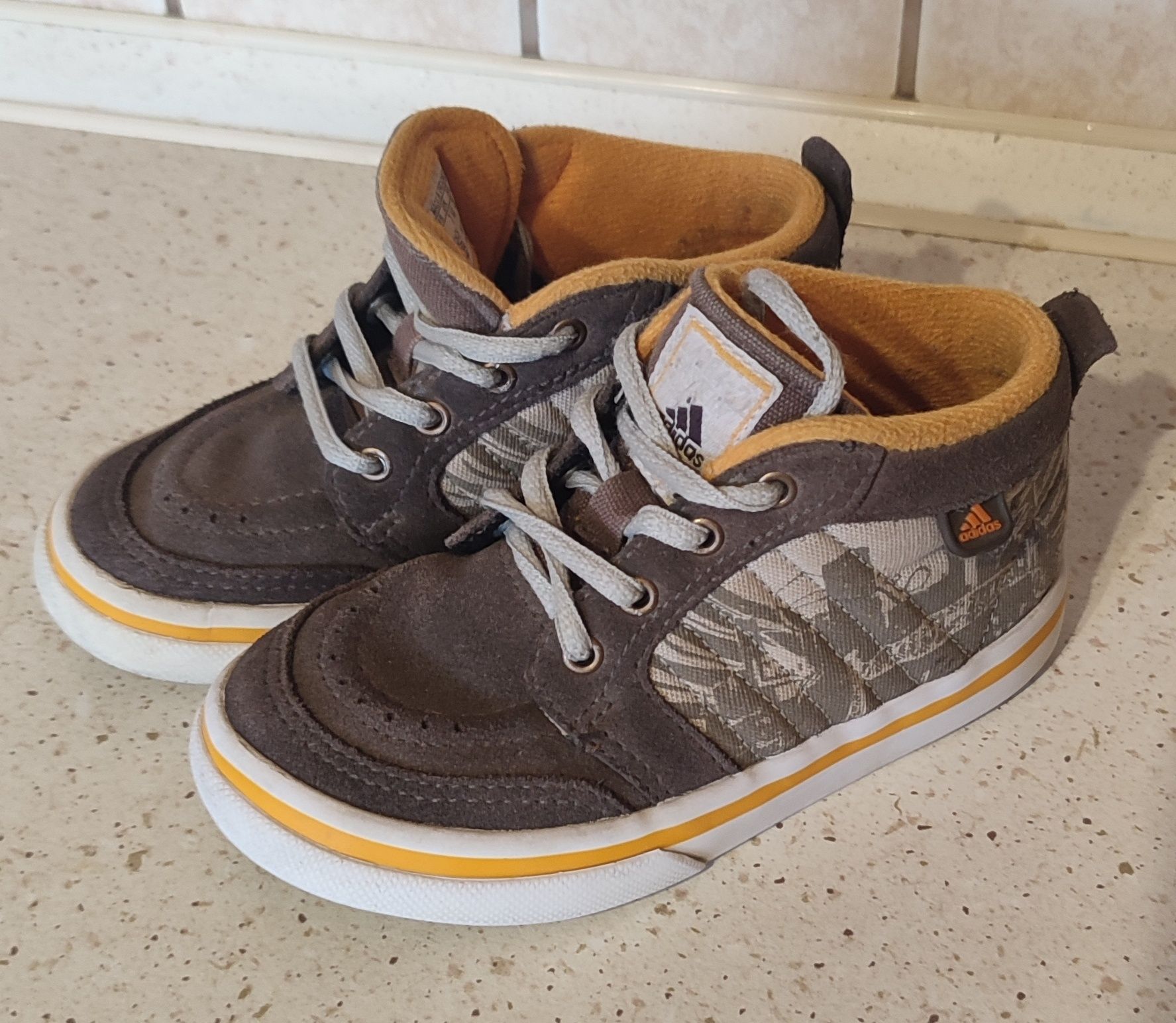 Buty chłopięce firmy Adidas rozmiar 25