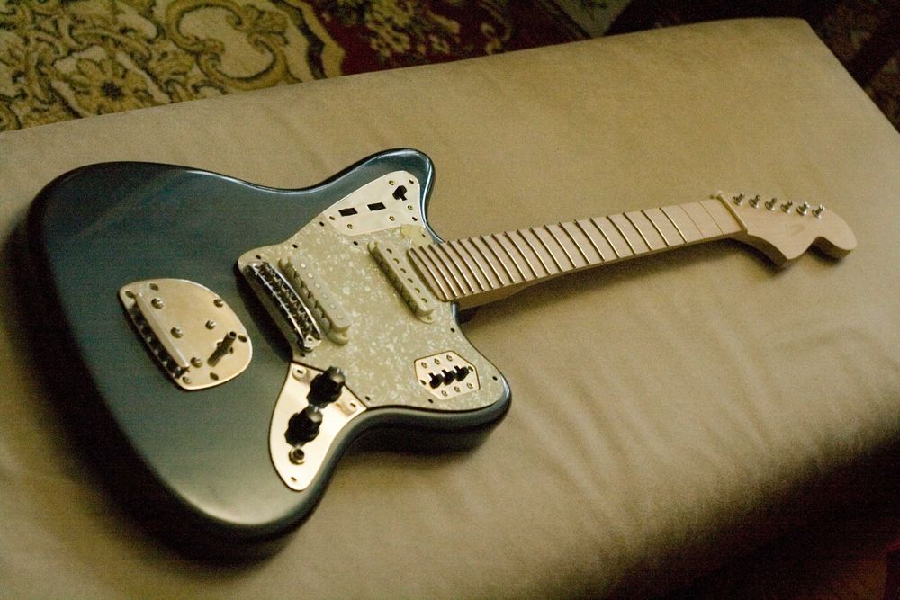 Squier Mustang custom; дека Jag-stang под ваш проект