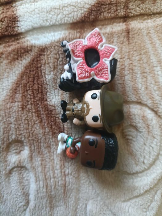 Фигурки Киндер Джой очень странные дела