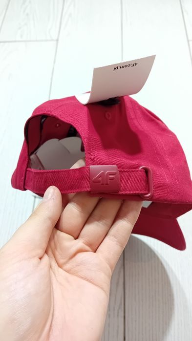 Nowa! Oryginalna 4F czapka z daszkiem czerwona