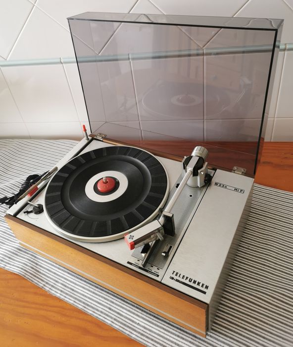 Gira-discos Telefunken W 230 HiFi