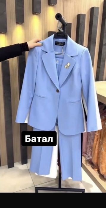 Блакитний брючний костюм