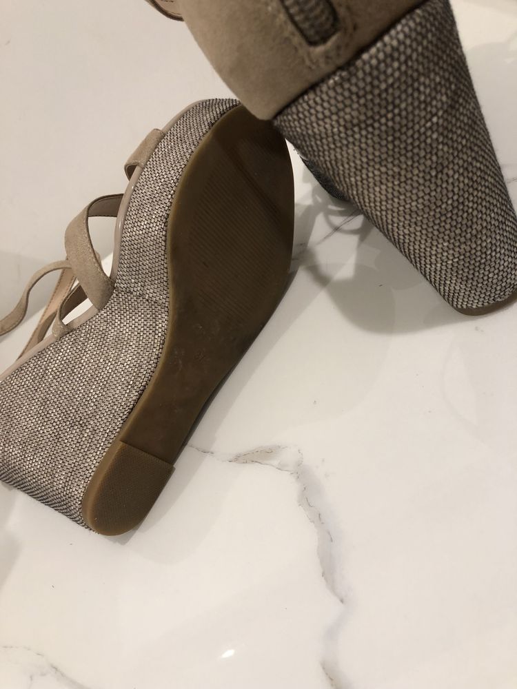 Buty na koturnie Guess