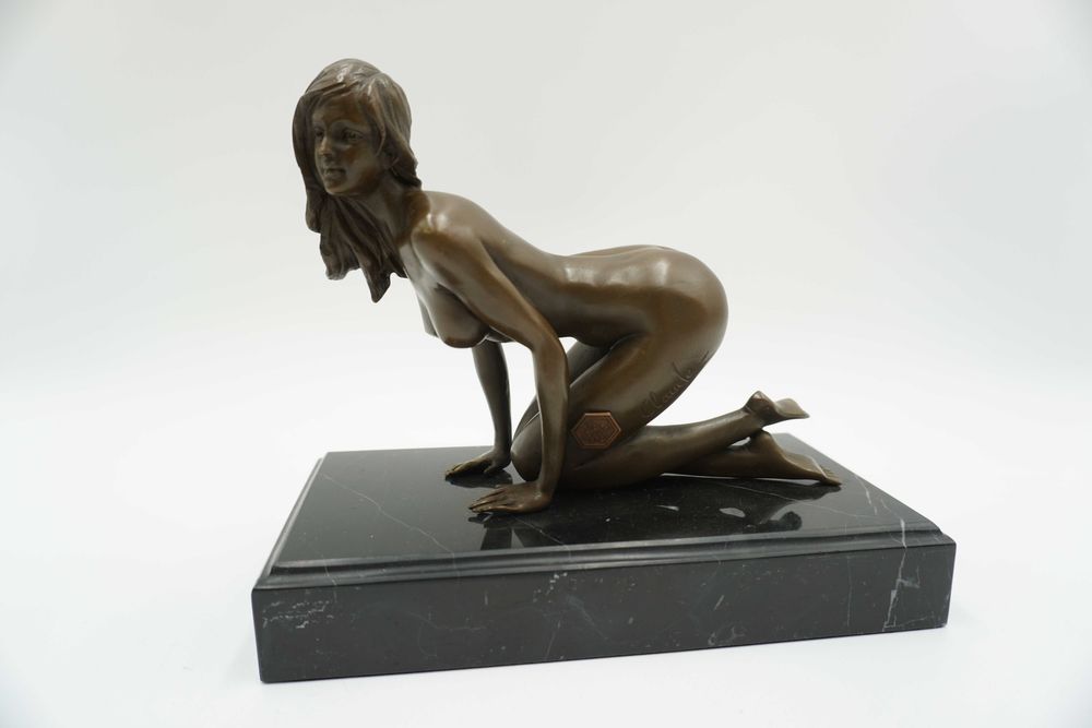 AKT naga kobieta na kolanach -figura z brązu