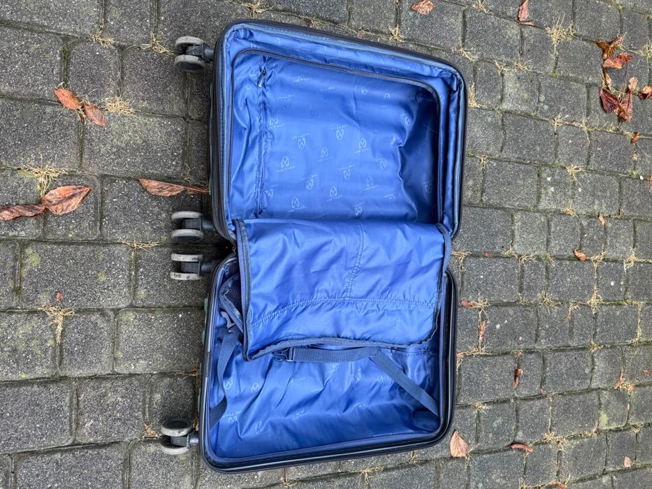 Чемодан средний зеленый