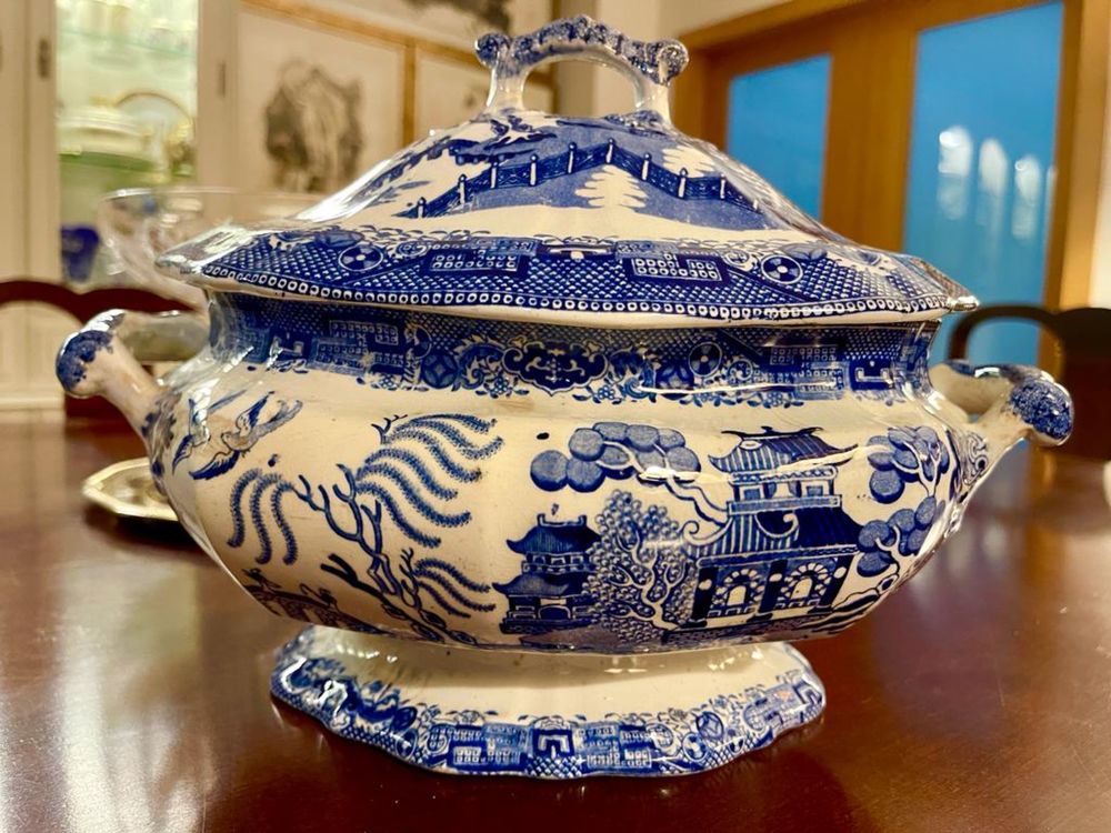 Terrina azul chinesa muito antiga com marcas de uso