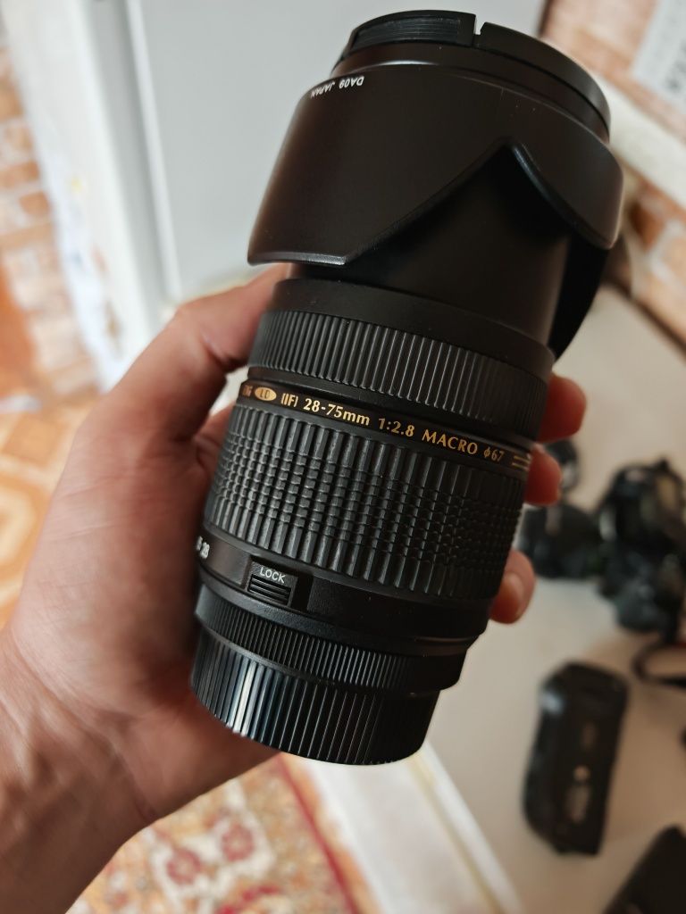 Pentax K10d + 18-55mm + 28-75mm + 70-300mm