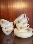 Conjunto de chávenas com pratos – padrão floral vintage