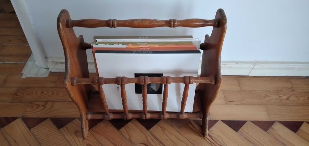 Revisteiro de madeira