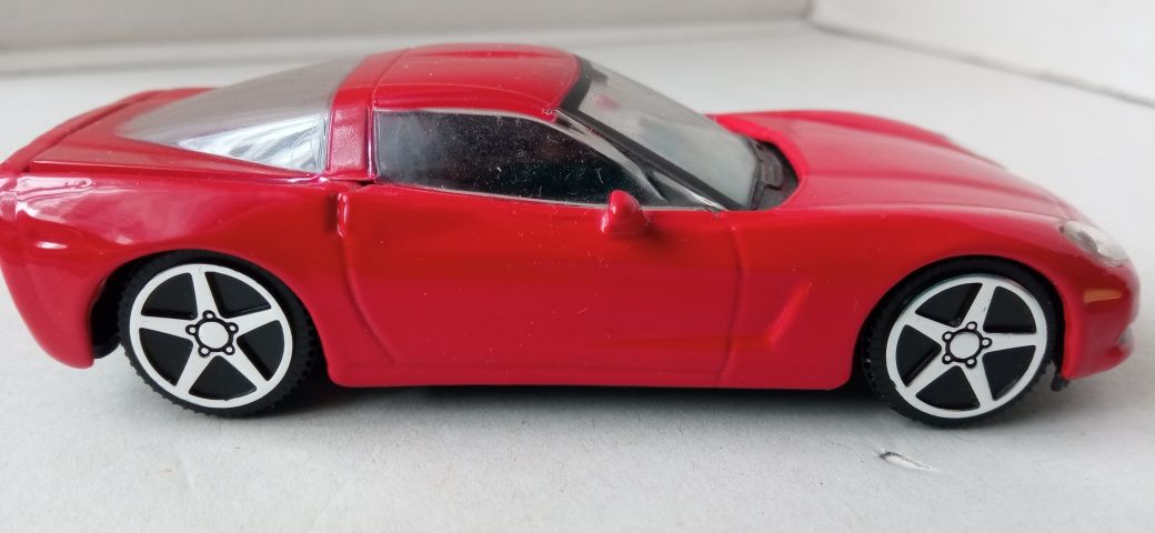 Bburago Chevrolet Corvette 2004 r w skali 1/43