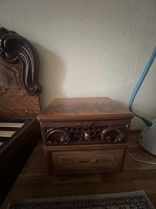 Спальня  дві тумбочки,дзеркало і комод ,шкафа не має,без матраца