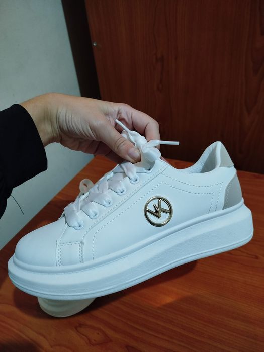 Sapatilhas brancas de mulher, nunca usadas