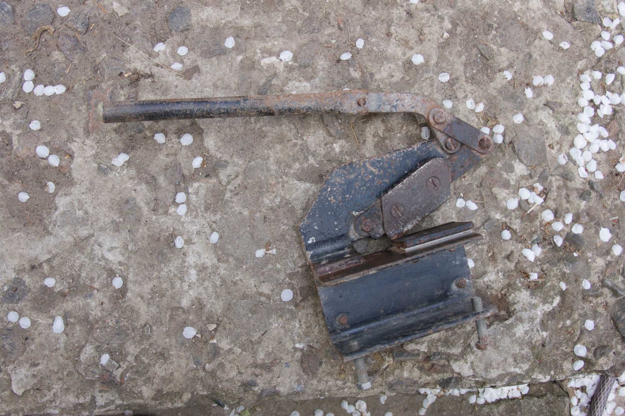 Ручні ножиці гільйотинні по металу радянських часів.