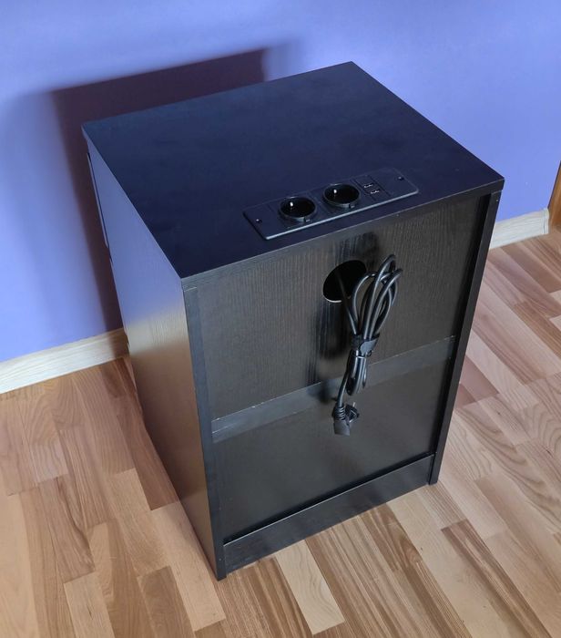 Nowoczesny stolik nocny z funkcją ładowania USB i gniazdkiem