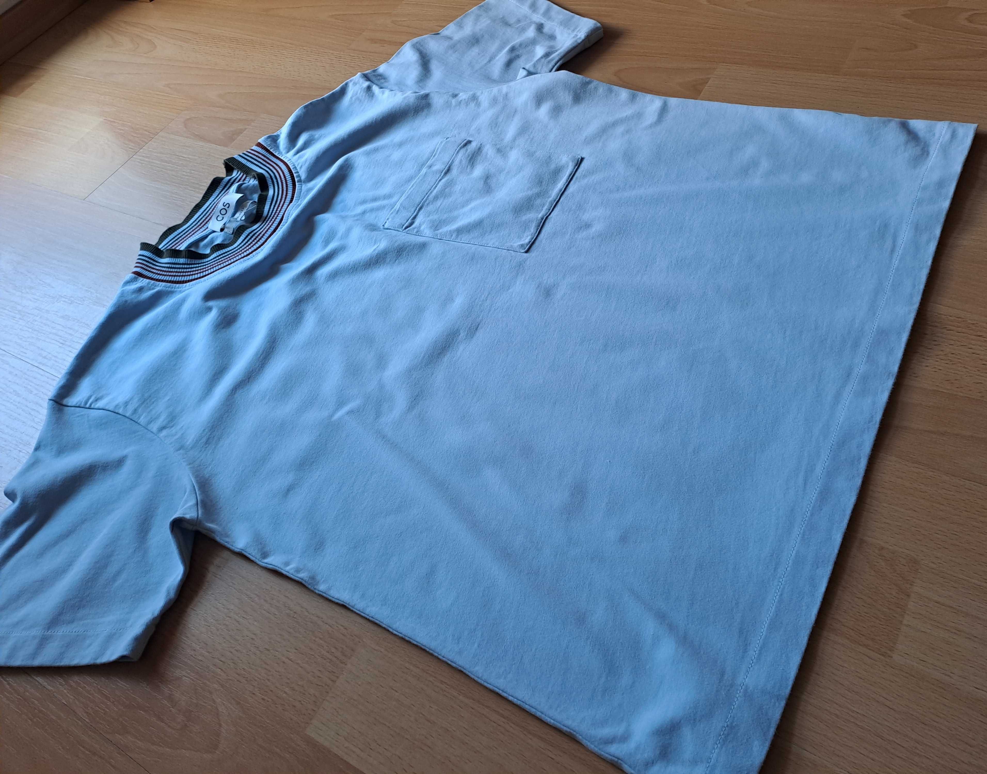 T-shirt COS jasnoniebieski z kieszonką