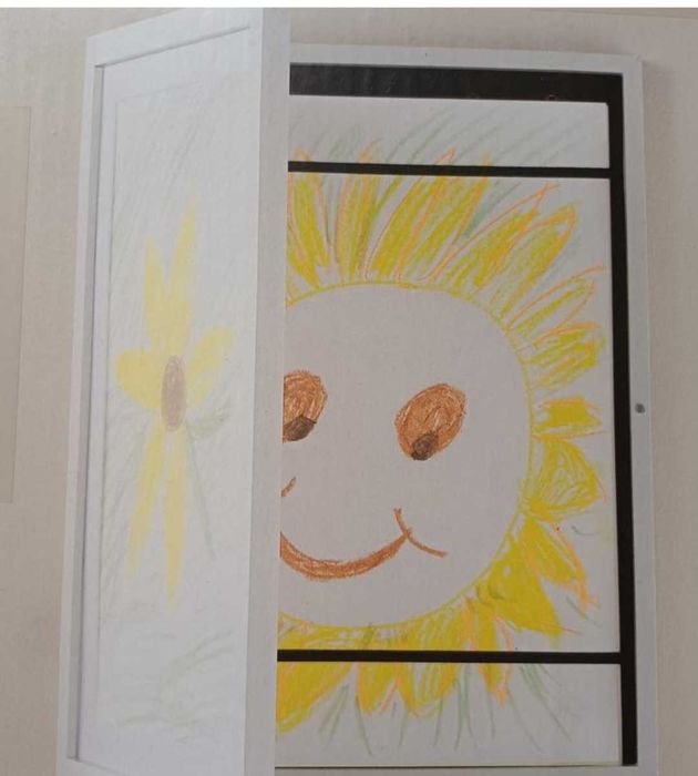 Дерев'яна рамка-шкатулка для малюнків.