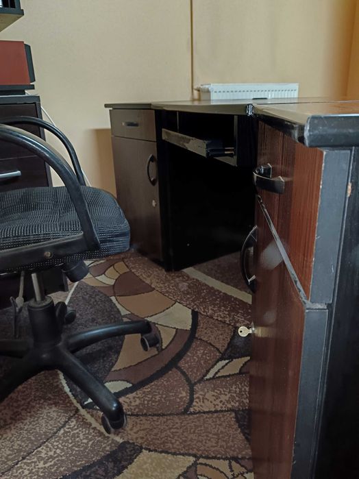 Biurko z szafkami i fotelem.