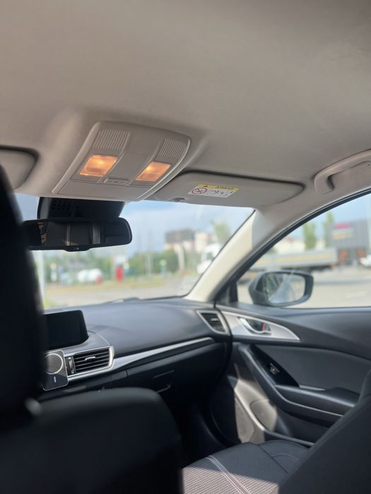 Автомобіль машина хетчбек седан