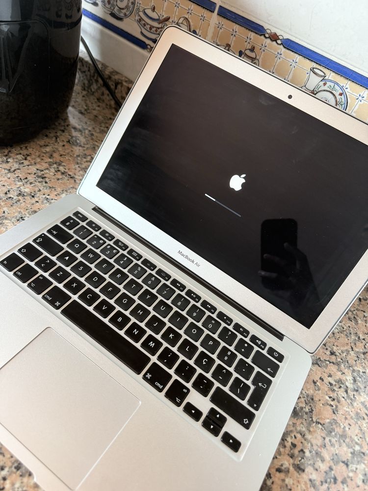 MacBook Air 13” (2017) – i5, 8GB RAM, 128GB SSD