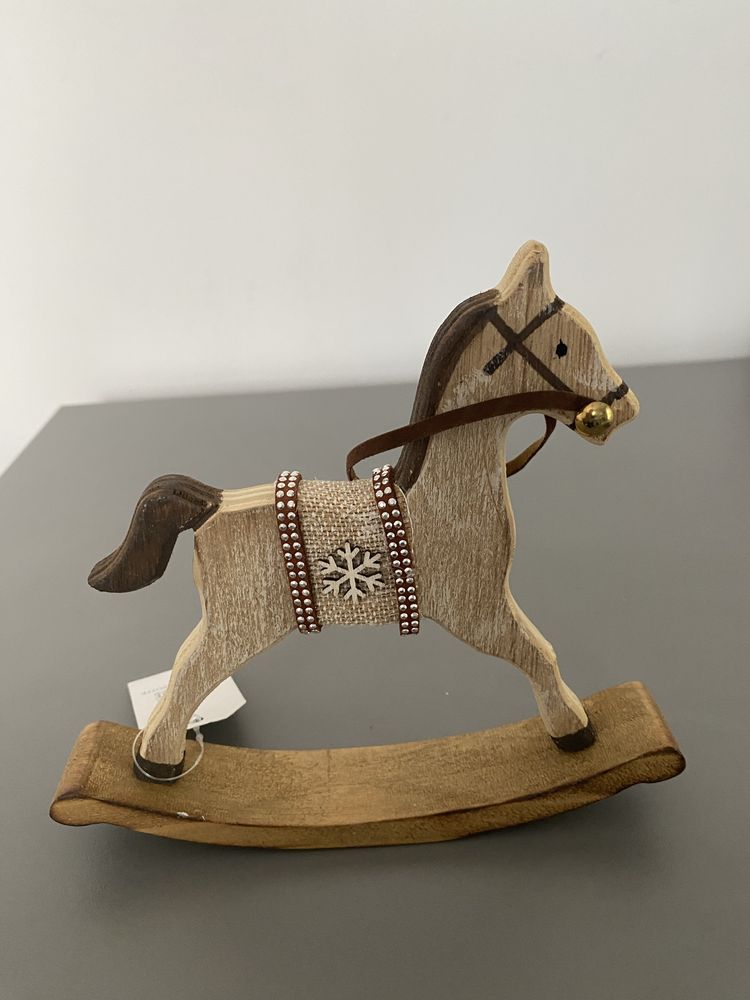 Drewniany konik na biegunach