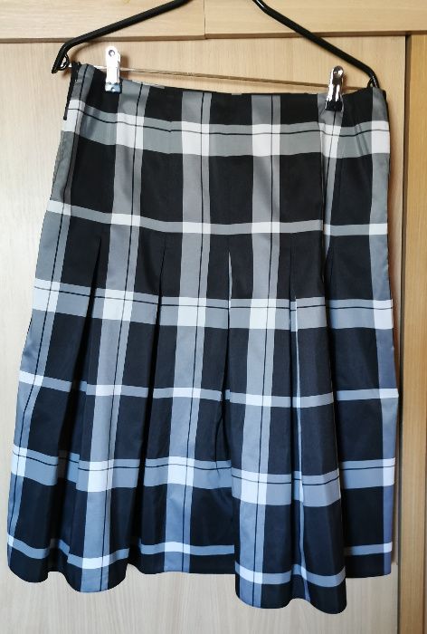 Elegancki dwuczęściowy kostium - żakiet i spódnica.