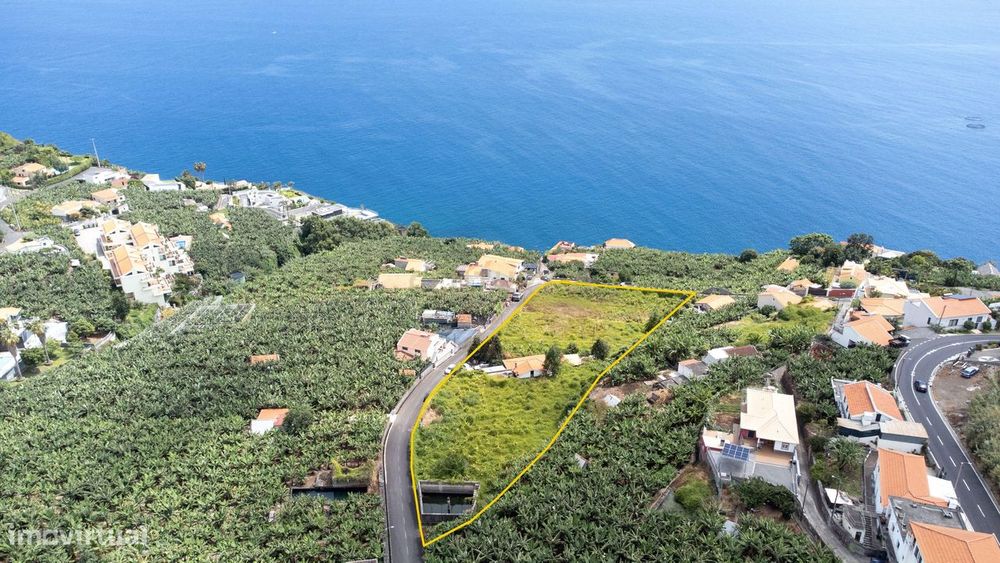 Terreno com 6.896m² e Moradia com Vista Mar