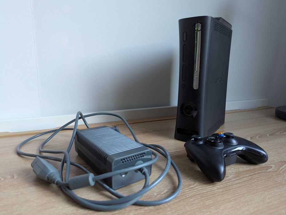 Xbox 360 Elite 120 ГБ з іграми і джойстиком