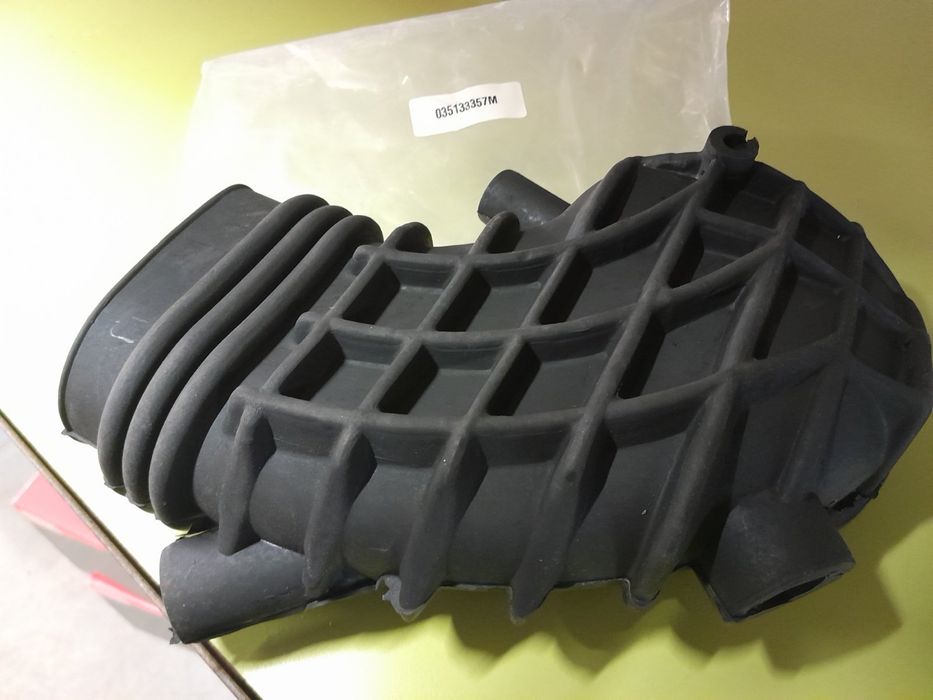 Воздуховод патрубкок гофра Audi 100/80 2.2 -2.3