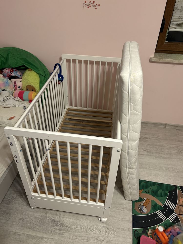Łóżeczko dziecięce z materacem