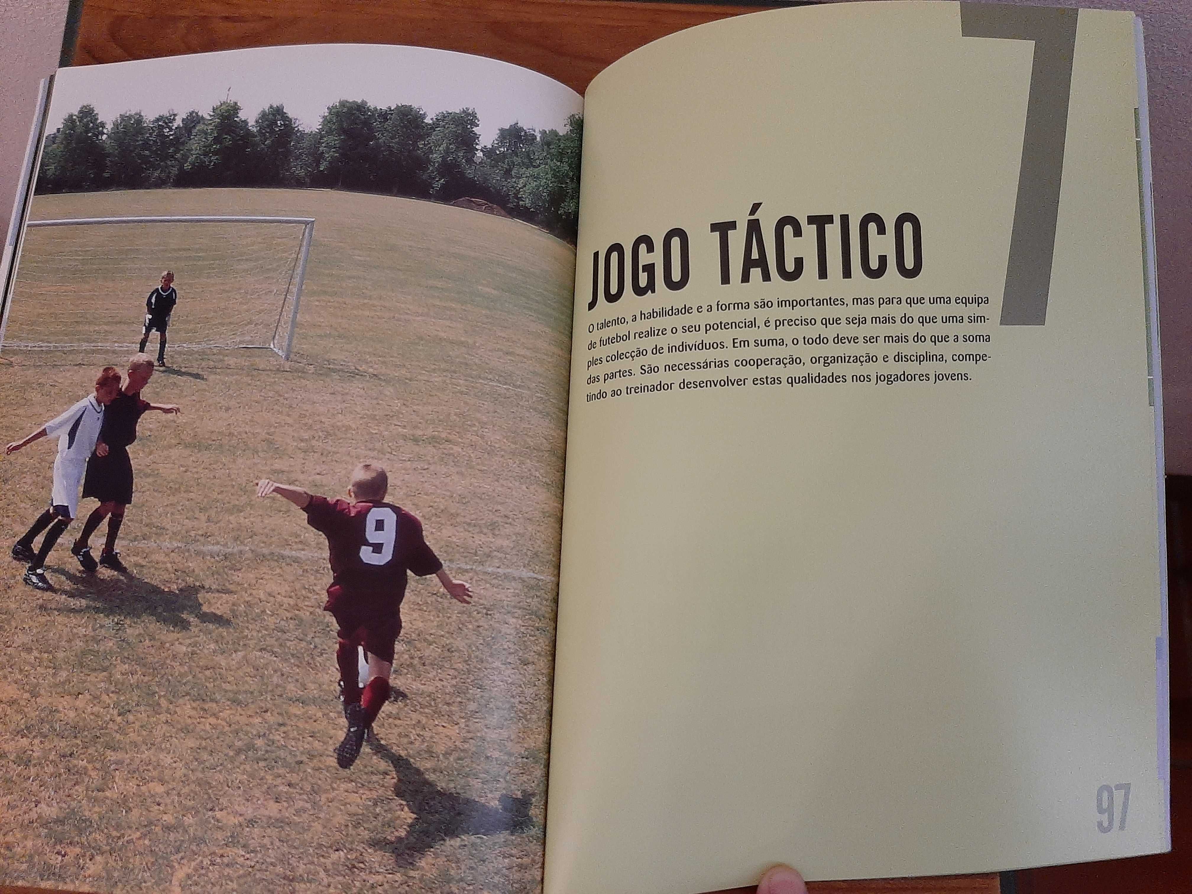 Livro Futebol Jovem de Adam Ward e Trevor Lewin