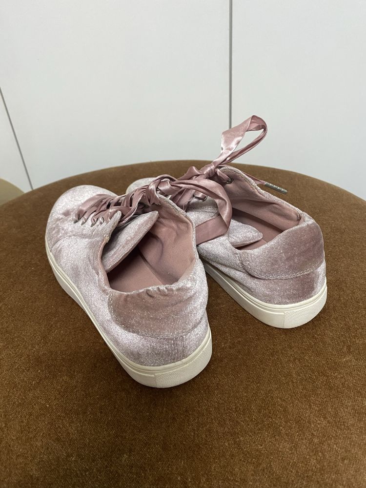 Sapatos cor-de-rosa de Veludo