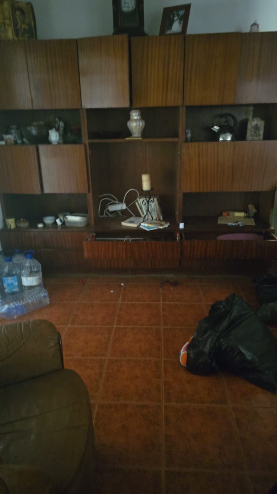 Móvel de sala três compartimentos