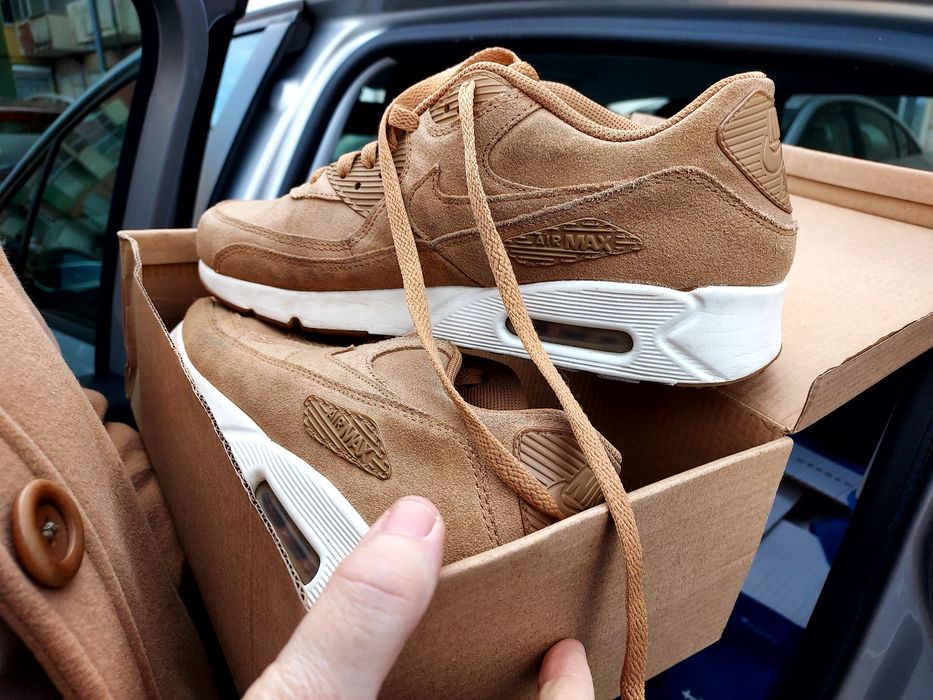 Sapatilhas originais usadas.