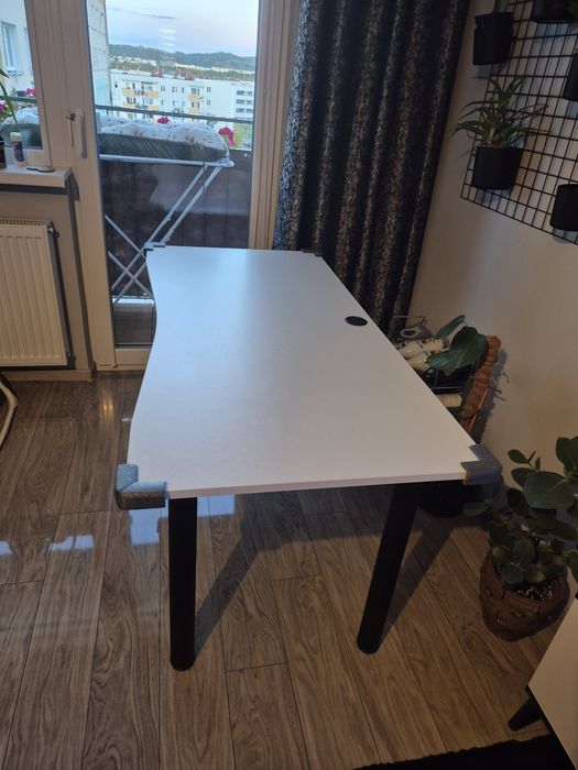 Biurko białe 137x67