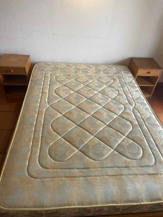 Cama e Mesas de Cabeceira em Pinho Maciço