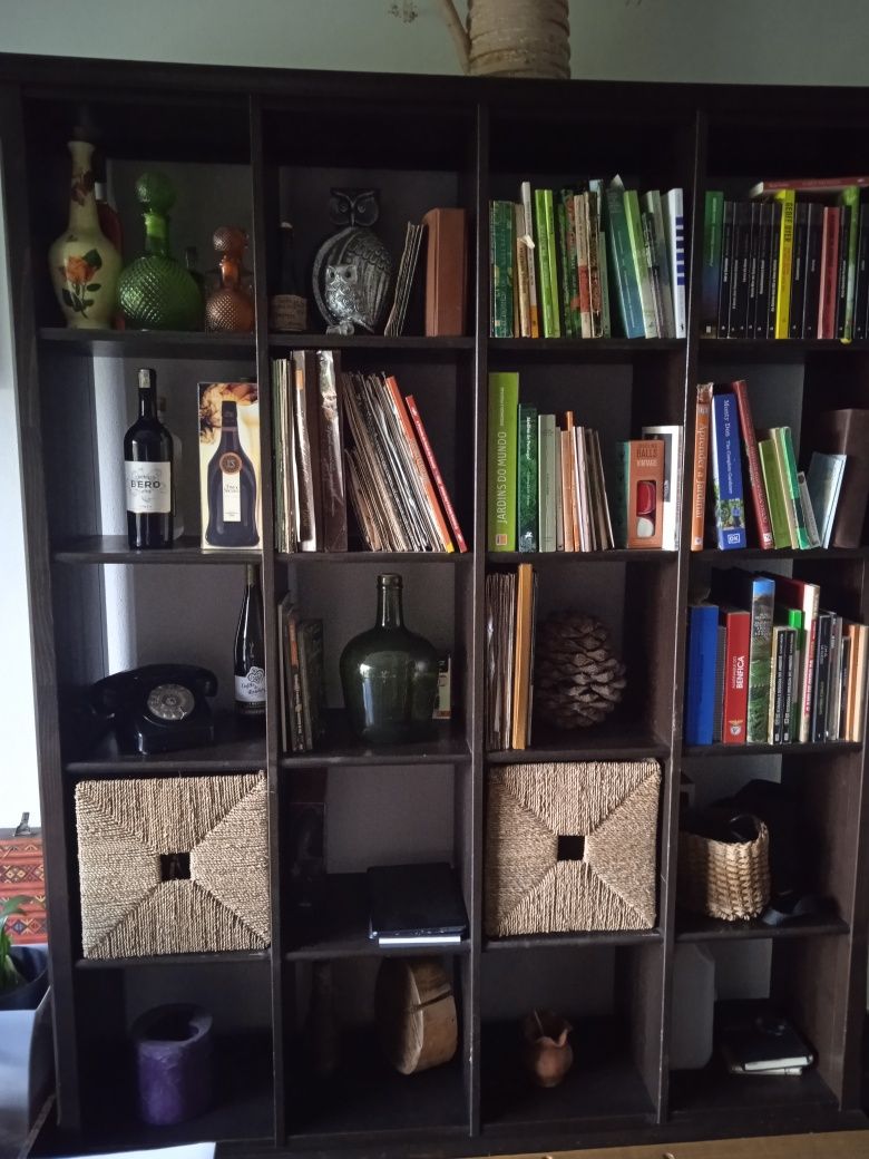 Armário IKEA com três cestos em verga em óptimo estado